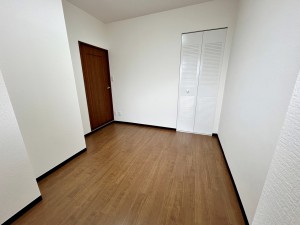子供部屋 【洋室4.8帖】 お子様の一人部屋に最適な居室です。クローゼット付きで自然とお片付けできる環境に!