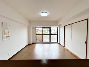 居間 キッチン目線で撮影。キッチンから料理をしながらリビングの家族の様子が確認できます!