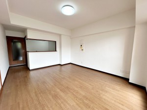 居間 のんびりくつろぐソファや、お食事を楽しむダイニングセットを置いても圧迫感はありません。