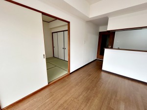 居間 家族団らんの時間が増えそうな明るいリビング。和室へもスムーズでたくさんのゲストも迎えれます。