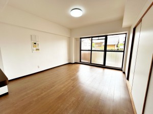 居間 南に面しているので暖かな日差しが部屋を照らします!