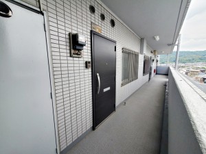 玄関 【玄関】 隣室と離れた位置に玄関ドアがあるので、プライバシーが守られます