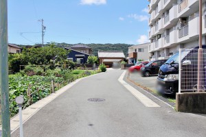 外観 前面道路:南側約4m幅、西側4.1m幅。二面道路に面しているので、車移動の際も便利です。