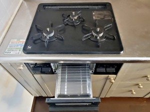 キッチン 3口コンロで料理もサクサク進みます♪
