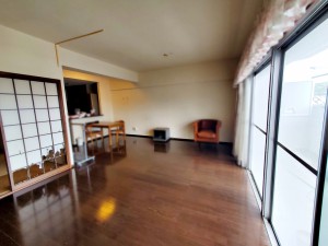 居間 沢山の光が差し込む明るいリビングは、開放的で心地よい空間です。自然と家族が集まり幸せな時間が流れます。