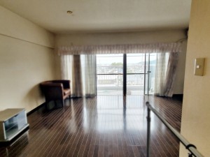 居間 ナチュラルテイストのLDK。ダイニングセットを置いてもゆとりがあります!