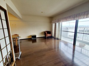 居間 南に面しているので暖かな日差しが部屋を照らします!