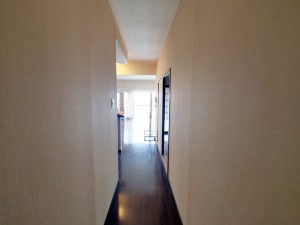 内装 廊下からリビングに向かう通路部分。