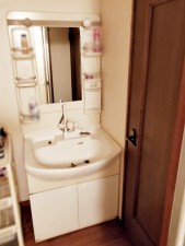 その他画像 【洗面台】 シャワー付きの洗面化粧台。忙しい朝にも便利ですね。