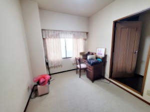 その他画像 【洋室】 腰窓で机や家具の配置がしやすい洋室。子供部屋や書斎にもオススメです!