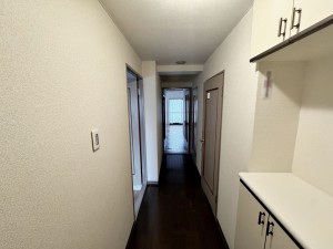 内装 【玄関からの廊下部分】 玄関のドアを開けると視線がリビングの窓までまっすぐに抜けるため、実際の面積よりも空間が広く感じられ、風通しの良い空間です。