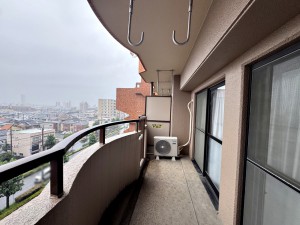 その他画像 【バルコニー】 洗濯物や布団干しスペースとして使いやすいバルコニーです。日当たりの良い時間帯には洗濯物も乾きやすく、布団干しにも活用できます。日常の家事の中でも便利にお使いいただけるスペースです。