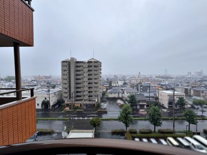 その他画像 バルコニーからは閑静な街並みを望むことができ、外の空気を感じながら過ごせるスペースです。日常の中で外の景色を眺めることで気分転換もしやすく、ほどよい開放感も感じられます。