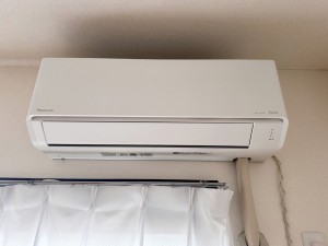 居間 エアコンが設置されているので冷暖房や除湿機能により、室内の温度と湿度を快適にコントロールでき、入居してすぐに快適な環境で生活していただけます。初期費用が抑えられるのも嬉しいポイントです。