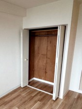 その他画像 パイプハンガー付きのクローゼットで、衣類を掛けたまま収納できるため畳む手間が少なく、日常の片付けもスムーズに行えます。大切な衣類をシワや日焼けから守りながら保管できます。
