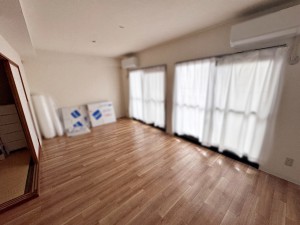 居間 たくさんの陽光が差し込む明るいリビングです。日中は光が室内全体に広がり、照明を点けなくても過ごしやすい時間が増えます。食事や団らん、くつろぎの時間を明るい空間でゆったりと過ごせます。