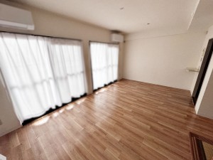 居間 南向きのリビングは、掃き出し窓からたっぷりの陽光が差し込み、開放感のある空間です。自然光を活かした明るい室内で、ご家族がくつろいだり、お子さまが遊んだりと思い思いの時間を過ごせます。