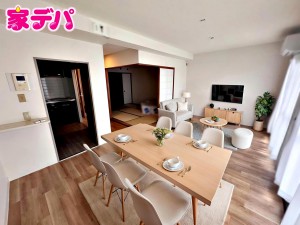 居間 【リビング14.7帖】 ※掲載の家具・小物はCGによるイメージです。実際の販売価格には含まれておりません。 大きな窓からやわらかな陽光が差し込み、リビング全体に明るさが広がります。