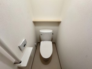 その他画像 【トイレ】 シャワー付きトイレを備えており、快適にお使いいただけます。清潔に使いやすく、お手入れもしやすい仕様で、毎日気持ちよくお使いいただけます。