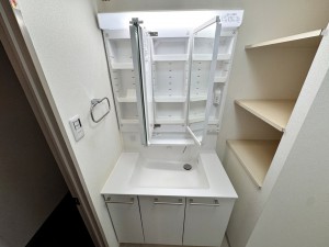 その他画像 【洗面台】 洗面台の三面鏡の裏には収納スペースがあり、歯ブラシや化粧品などの小物類をすっきりと整理できます。生活感の出やすいアイテムも隠して収納できるため、洗面まわりをきれいに保てます。